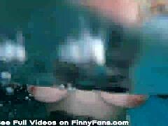 MILF Kendra Kox gir en blowjob til en stor svart kuk under vann