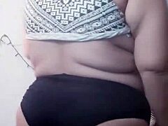 Latina gostosa com peitos grandes fica safada em vídeo HD