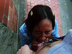 Una prostituta negra venezolana disfruta haciéndome garganta profunda en público fuera de la universidad