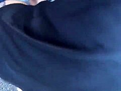 Une femme mince reçoit une éjaculation publique sur son anus dans une vidéo maison
