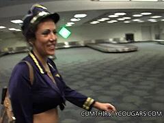 Stewardesa MILF este futută tare de un cocoș negru mare