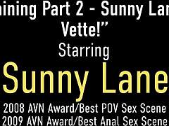 MILF-kissa Vicky Vette ja blondi kaunotar Sunny Lane harrastavat lesboseksiä