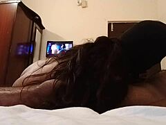 Hintli üniversite aşıkları bir otel odasında vahşi seks yapıyorlar