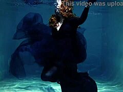Arya Granders csábító víz alatti előadása egy medencében