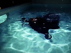 Ария Грандърс съблазнително подводно изпълнение в басейн