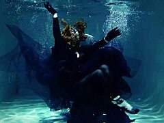 Arya Granders joacă seducător sub apă într-o piscină