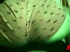 Duży kutas i napalona mamuśka tworzą gorące doświadczenie analne.