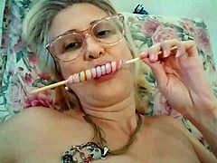 Die reife Pornodarstellerin Stella Still genießt es, in HD-Video einen Lolli zu lecken