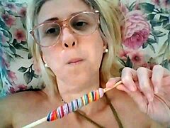 Moden pornostjerne Stella Still nyter å slikke en slikkepinne i HD-video