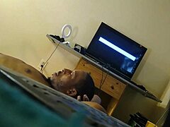 Femeile negre mature din Texas se bucură de un penis negru mare într-un videoclip interracial