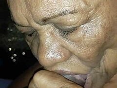 אישה מבוגרת מקבלת ליקוק ואצבעות בפטמות שלה
