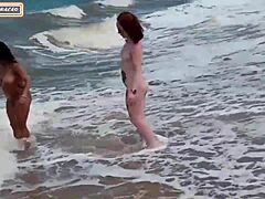 Kypsä äiti ja teini tytär nauttivat rotujenvälistä seksiä rannalla
