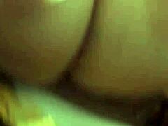 Овај порно видео са мамом и милом приказује акцију великог дупета, пушења и дркања