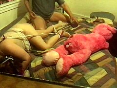 Video BDSM buatan sendiri: Hannah Horn dan Auntie Panda menguasai budak mereka dalam bahagian kedua