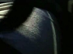 MILF hace una mamada en público en el coche