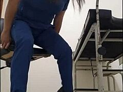 Colombiansk sjuksköterska njuter av hemmagjord porr på jobbet och visar upp sin fuktiga vagina
