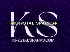 MILF Krystal Sparks tager på to store pikke og sprøjter i en varm trekant