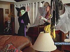 ハロウィンビデオでママが自由に使われてタブーなアクションを体験!