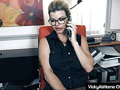 Zralá sekretářka Vicky Vette si užívá v práci pro svého šéfa