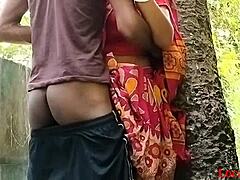 Érett Desi feleség szemtelenkedik a szabadban a bhabijával