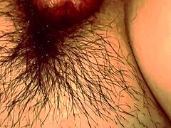 Пичка жене је пуна сперме у врелом МИЛФ видеу