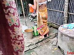 인도 아내가 남편에게 정원에서 섹스를 당한다