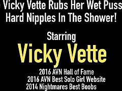 MILF Vicky Vette brudno rozmawia i pokazuje swoje duże wargi sromowe