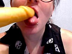 Regina Deepthroat se confruntă cu un penis mare într-un videoclip de casă