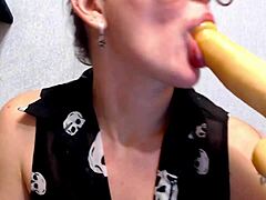 Královna hlubokého hrdla si užívá velký penis v domácím videu