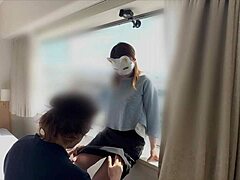 Reife Mutter bekommt Blowjob von einem jüngeren Mann in einem Hentai-Video