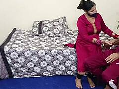 Empregada indiana madura faz um boquete profundo para seu chefe