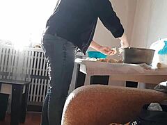 La belle-sœur fait une fellation pendant que sa belle-mère cuisine - Mature et demi-sœurs en action