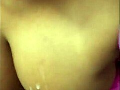 Mors store røv og deepthroat-færdigheder vises i POV-video