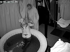 Esposa loira amadora desfruta de um pau grande na banheira de hidromassagem