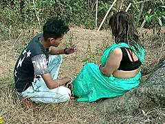 زوج هندي ناضج يستكشف رغبات محظورة في فيديو جنسي مسرب