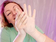 Krągłe domowe wideo z dziewczyną z sąsiedztwa w chirurgicznych rękawiczkach