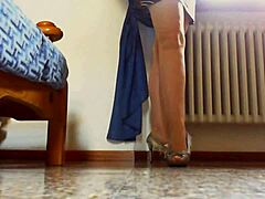 フットフェティッシュビデオでこれらのイタリアの靴の秘密を発見してください。