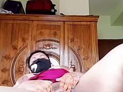 Dojrzała indyjska pokojówka rozkoszuje się swoimi palcami i wyraźnym dźwiękiem