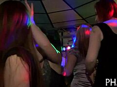 Donne mature si impegnano in sesso di gruppo dopo aver ballato in un night club