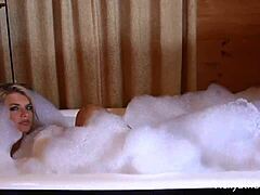 Вики Ветс ужива у соло купатилу са великим грудима