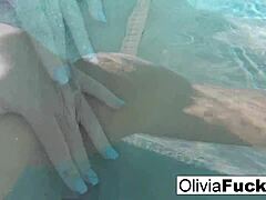 MILF Olivia se prepusti solo podvodni igri