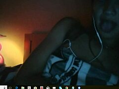 Tiener met grote borsten geniet van zichzelf voor de webcam