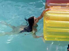 Zrelá kráska Kaitlynn Anderson odhaľuje svoje aktíva v scéne s bazénom Playboy