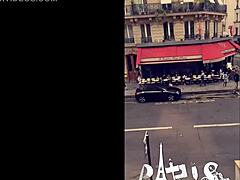 Seorang ibu rumah tangga Prancis memperlihatkan dirinya di Paris pada hari kedua