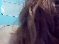 Una MILF matura con tette sode diventa rude da dietro in webcam