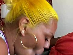 Moden blond kvinne gir en blowjob i Las Vegas med en munnfull sæd