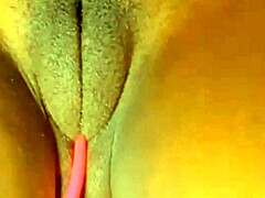 Мускулестата физика на Sexystacy7 и впечатляващото камелтоу на показ във видео за мастурбация