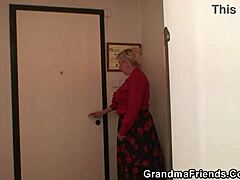 Zwei Handwerker verführen eine ältere Frau mit dicken Titten