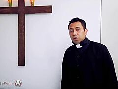 Sor Raymundas bekännelse övergår i ett syndigt möte med en präst