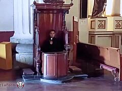 Zpověď Sora Raymunda se mění v hříšné setkání s knězem